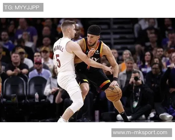 布克第三节强势回归5投4中砍下12分助力球队成功反超比分 布克第三节强势回归5投4中砍下12分助力球队成功反超比分