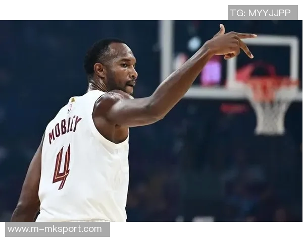 高炮台莫布里上半场表现出色贡献10分5板2助1帽三分命中率高达667 高炮台莫布里上半场表现出色贡献10分5板2助1帽三分命中率高达667