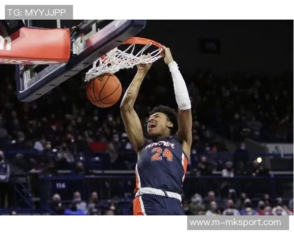 特雷墨菲22分钟内高效表现贡献18分7篮板3助攻展现出色状态 特雷墨菲22分钟内高效表现贡献18分7篮板3助攻展现出色状态