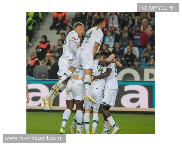 17岁塞内加尔中场达博试训曼联表现出色引发关注